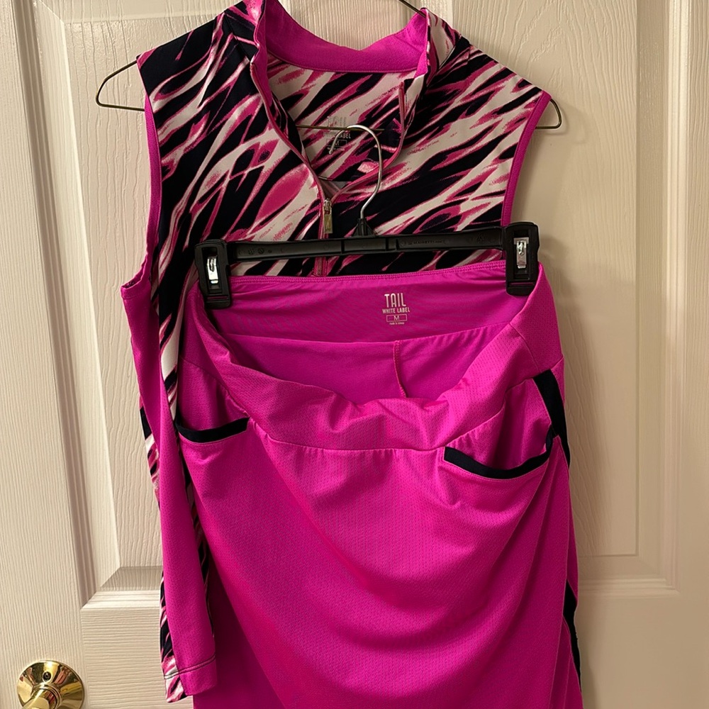Tail sleeveless top and matching pull on skort Size Med